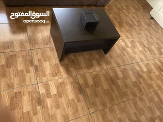  4 مكتب فاخر وطاولة اجتماعات وطقم غرفة نوم بحالة ممتازة للبيع