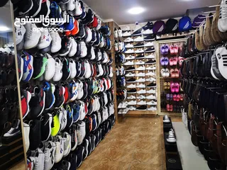  3 محل أحذيه بكامل الديكور والمعدات والأحذيه