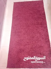  2 سجاد شبه جديد للبيع لون ابيض وعسلي قياستها 150/66 293/150 112/365 خمري قياسه 100/200 لون سكني واسود