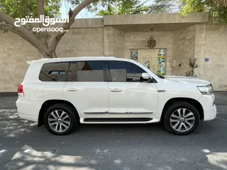  7 Toyota LAND CRUISER GXR V8