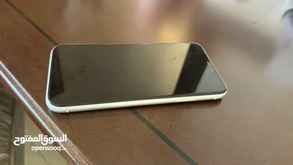  2 iPhone XR أبيض بحالة ممتازة جداً، لم يُفتح أو يُصلّح نهائيًا، نظيف وكأنّه جديد.