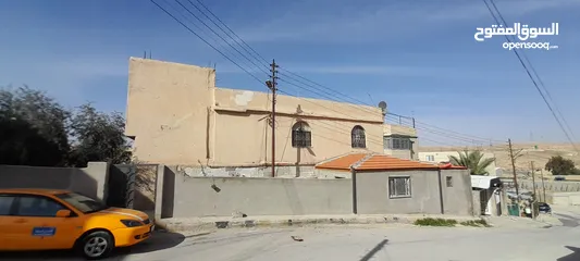  4 بيت مع ارض للبيع