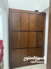  6 مكتب رسبشن مع خزانة دفات مرايا جانبية بحالة ممتازة