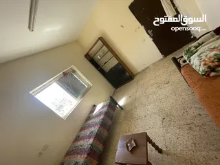  4 غرفة للإيجار تتسع لشخصين مفروشة جزئيا درج بدون أصانصيل في أم الشرايط