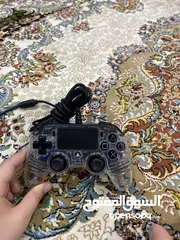  1 يده بلاستيشن فور الموصوله بالسلك