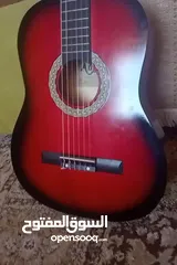  6 جيتار nailon احمر بحالة ممتازه، استعمال بسيط جدا