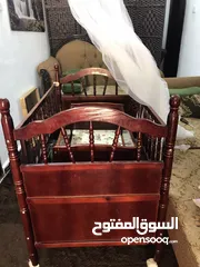  1 تخت اطفال حجم جامبو +هزاز +نموسية شبه وكاله ولاخدش
