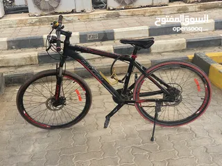  1 دراجة هوائية سوداء