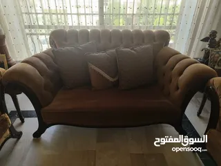  2 طقم صالون فاخر 9 مقاعد و ليس 7 محلي بحالة ممتازة جدا للبيع