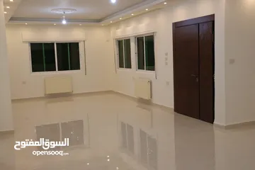  8 فيلا/بيت للبيع من ثلاث طوابق مساحة البناء 700متر مربع مساحة الارض600م2