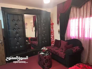  3 برداية تفصيل لون اسود وخمري واريكة تفصيل لون خمري واسود مع طاولة زجاج