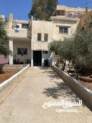  2 منزل طابق ارضي و نصف طابق ثاني مع حديقة و مصف يتسع لثلاث سيارات للبيع