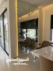  17 تفصيل وتركيب كافة اعمال السكوريت والشور بوكس ومرايا البقلاوة والديكور ومرايا الانارة