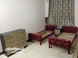  3 تختين منجدين جديد وكومدينا وملحق ادراج للبيع بسعر مغري 70