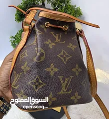  1 Louis Vuitton bag