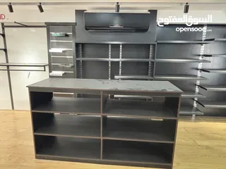  3 ديكور محل: رفوف ومكتب استقبال