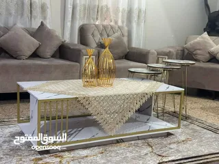  1 طاولة جانبية خشبية متينة بتصميم رخامي مناسبة لغرفة المعيشة وغرفة استقبال الضيوف.