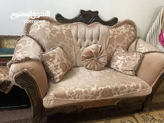  1 طقم غرفة ضيوف مكون من 7 مقاعد   بالإضافة إلى طقم طاولة وسط وملحقاتها