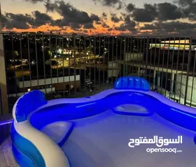  9 بركة سباحة عائلية مع اربعة مقاعد