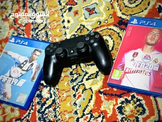  2 PS4 slim نظيف معاه زوز دسكات فيفا ومعاه فيفا 2 مخرنة في البلايستيشن معاه ايده الاصلية وخيوطه وسماعته