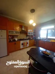  3 شقة أرضية 225م مع تراس وحديقة وكراج خاص في منطقة تلاع العلي
