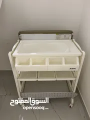  1 Baby changing station and bathtub