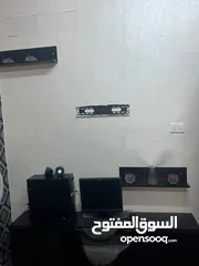  5 طقم كنب كامل مع سجاد و طاولات جلسه وطاولة شاشه وسجاد وبرادي للبيع بسبب السفر