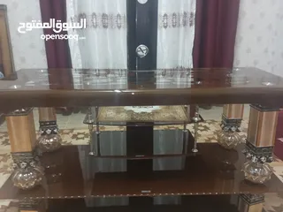  1 طاولة شاشة بحالة جيدة