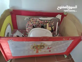  1 سرير اطفال كامل قابل للطي و كرسي طعام قابل للطي بحالة جيدة جدا.  المنطقة مرج الحمام عمان