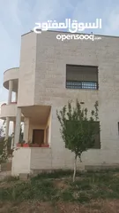  8 فيلا مميزه ومطلة و مخدومة   علا شارعين للبيع للبيع السعر جيد جدا