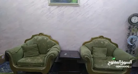  4 طقم كنب زان 7 مقاعد بحالة ممتازة و بوفيه 3 قطع خشب ثقيل للبيع المستعجل بسعر حرق