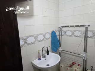  9 شقه مدخل مستقل مرتفعه 7 درجات عن الشارع مساحة الشقه 178 م2 عمر البناء 8 سنوات شماليه غربيه جنوبيه بس