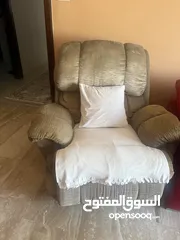  2 كنب مستعمل وطاولة في حالة جيدة وكنب هزاز وتلفزيون وطاولة تلفزيون والسعر قابل للتفاوض