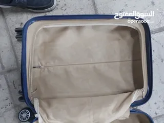  9 شنطة سفر بحالة ممتازة نوعها بولو