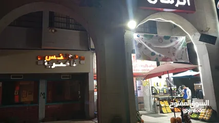  3 للايجار محلات تجارية مساح كل محل حوالي 40م و صالة كبير 180م مقابل البوابة رئيسية للجامعة الاردنية