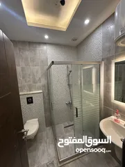  3 ستوديوهات جديدة 150 دينار اسبوعيا او 450 دينار شهريا في عمارة عائلات راقية