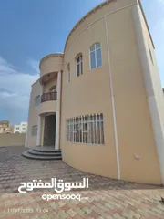  21 فرصة.. مبنى فيلا مع ملاحق في المعبيله خلف نستو بجانب جامع البارئ