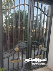  1 باب حديد تفصيل ثقيل جدا بحال الوكالة. قياس 200ب 1600  باب حديد مع قزاز مسلك قياس 200ب 100 باب خشب