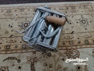  4 6صحون شربه ومعاه 6ملاعق وطنجره فخار ومكينه رشده بحاله نظيفه مع بعض