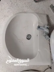  1 مغسله مع بطاريه ومرحاض افرنجي