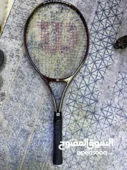  8 كرات تنس إرضي ومضارب