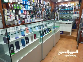  11 بتارين عرض اجهزه خلويه عدد 3 + بترينة عرض طويله+ مكتب خشب لاتيه تفصيل وضعهم جديد للبيع
