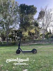  1 سكوتر كهربائي بحالة الوكالة و الجديد للبيع