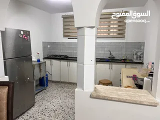  7 منزل طابقين متاح طابق ارضي جاراً لاصحاب المنزل غير شامل اي خدمات اضافية