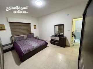  9 شقه  ارضيه مفروشه مكونه من غرفتين نوم وحمامين وصاله وصالون ومطبخ مجهز بالكامل  برنده  مواقف خاصه