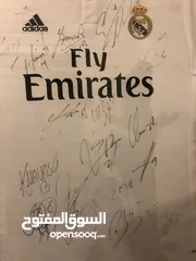  4 قميص ريال مدريد موقع من كل 17 لاعب من فريق ريال مدريد الأساسين فى  تاريخ2018/12/22 فى دبي.
