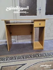  8 طاولة مكتب مع كرسي مميز بسعر مغري 30دينار