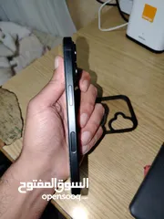  4 لون اسود iphone 16