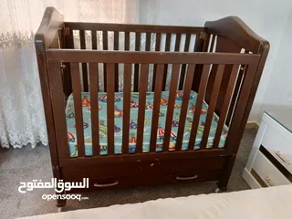  1 تخت للبيع يصلح من عمر البيبي لعمر 5 سنوات و3 حرامات بيبي للبيع