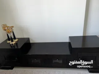  1 بوفيه ومزنون خشب زان مرتب وتقيل تفصيل  ومحلي لون اسود على بني تقريبا .. بحالة ممتازة شبه جديد